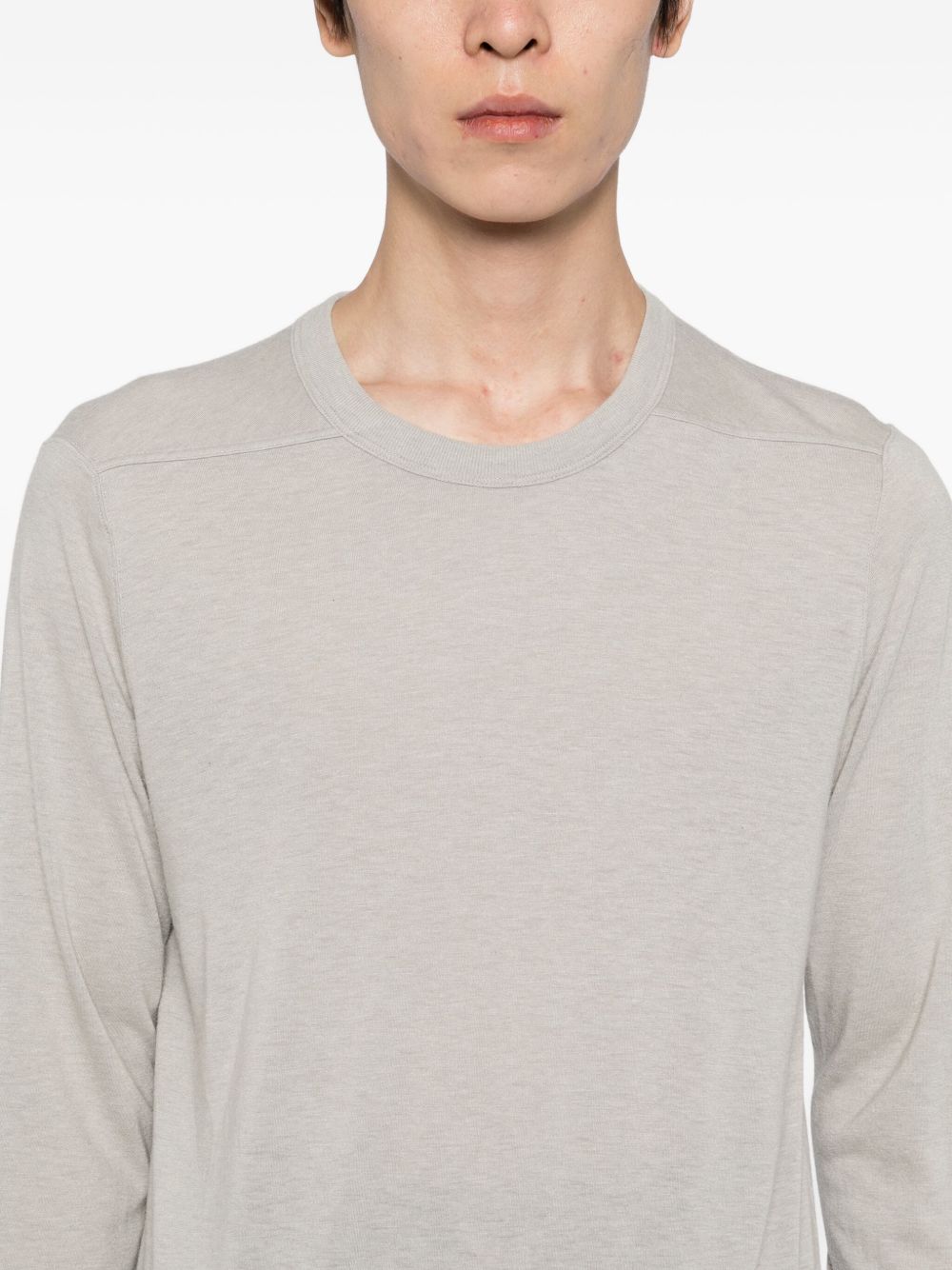 long-sleeved T-shirt
