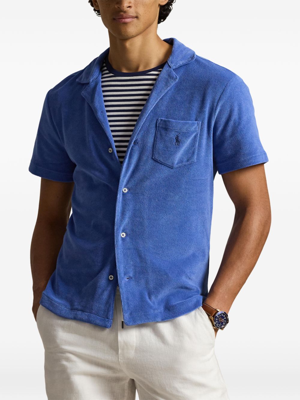 button-fastening chest-pocket shirt