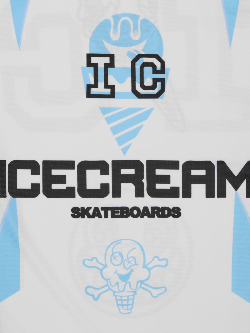 long-sleeved T-shirt