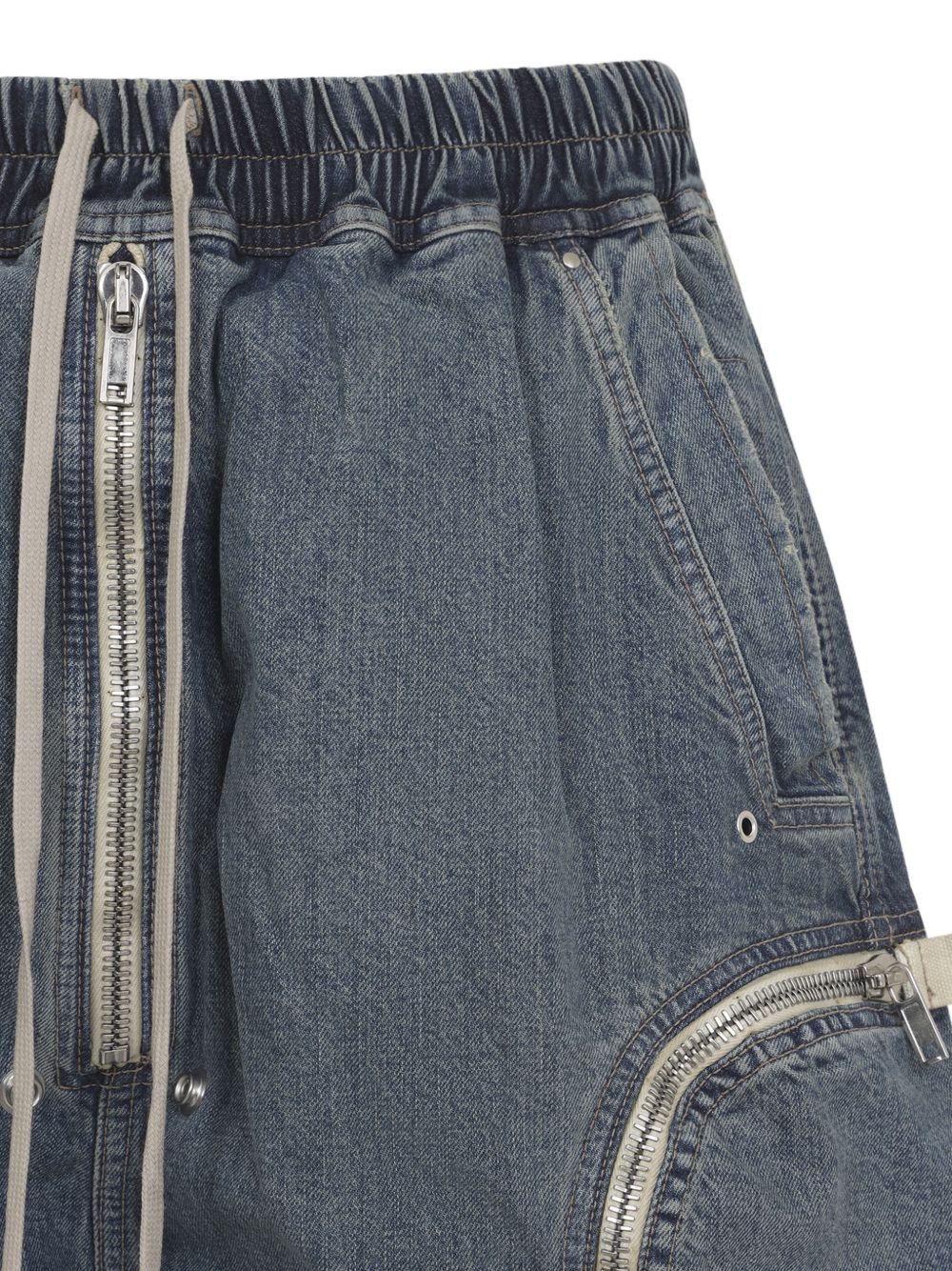 zip-fastening pocket shorts
