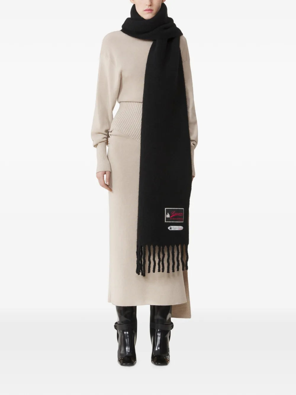 Fringed wool scarf with 22 Faubourg label