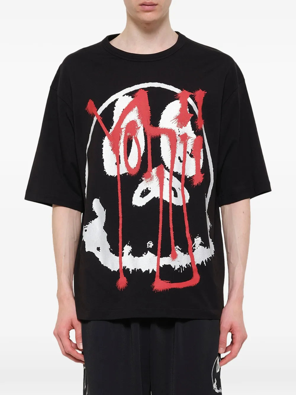 skull graphic T-shirt in black/red